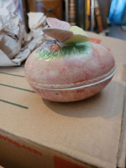 Egg jewelry container