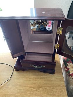 Wood jewelry box