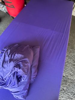 4 Reusable purple table covers
