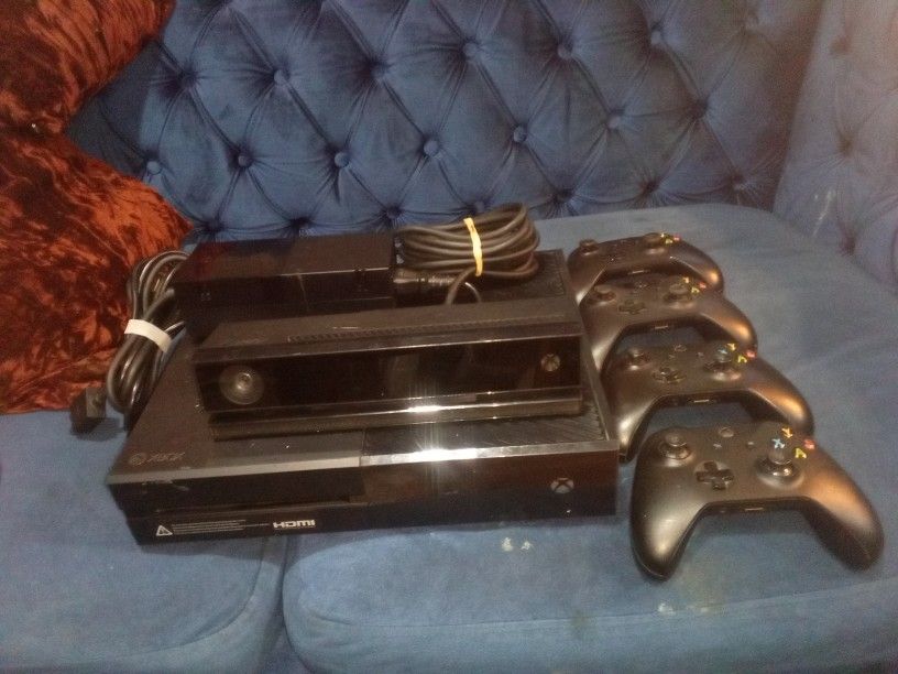 Xbox One, Kinect, And 4 Controllers