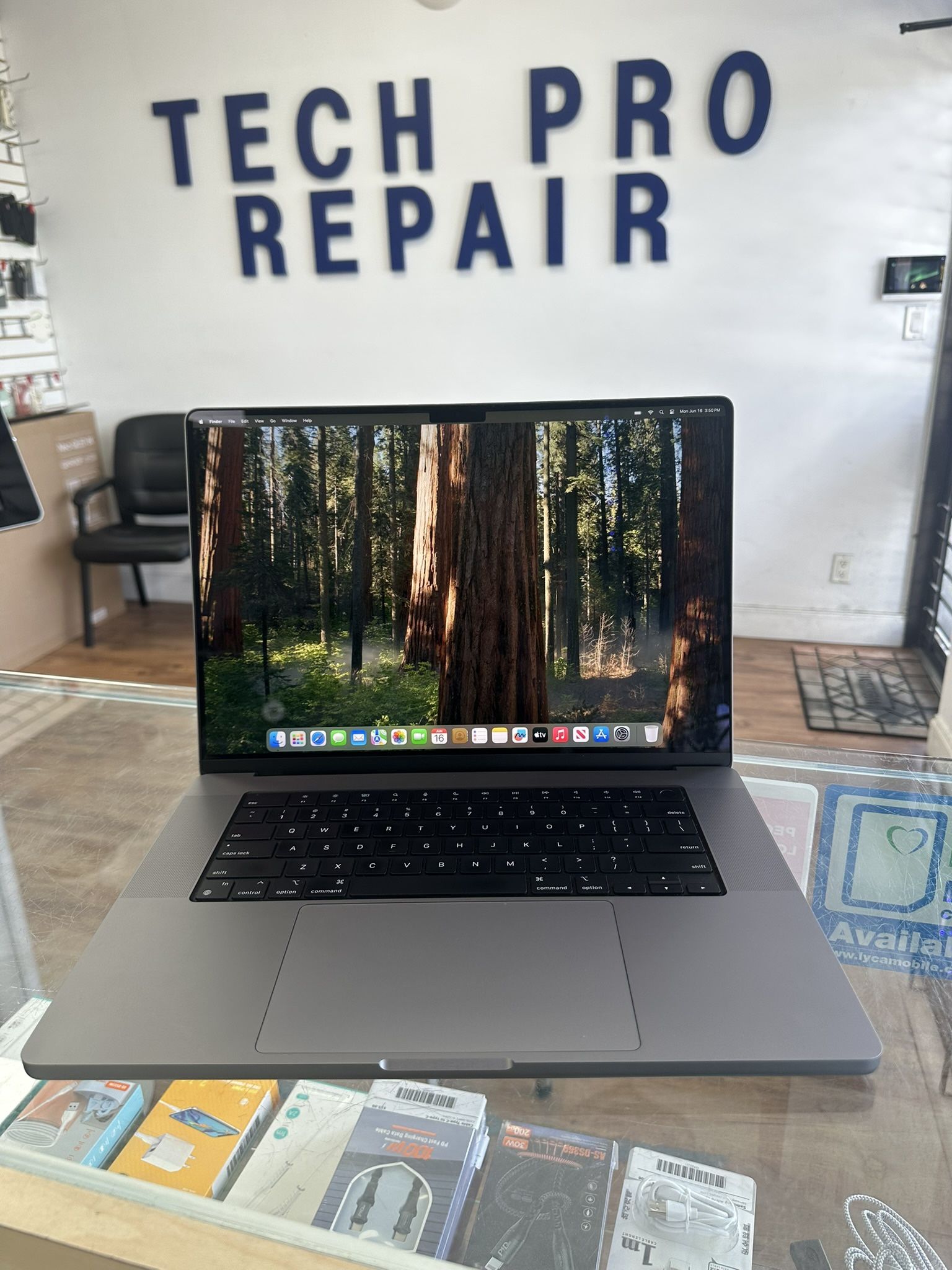 Apple Macbook Pro 16” M1 Pro 2021, 1TB SSD, 32gb RAM.
