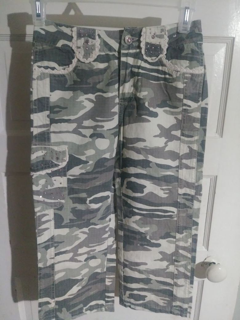 Girls camo capri sz 10