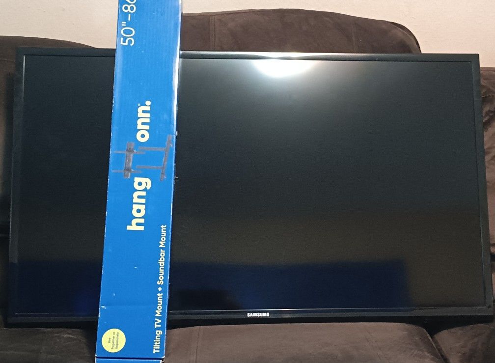 Samsung 40 inch LED TV  with Tilting  Tv Mount and Soundbar  Mount