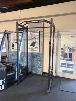 BRAND NEW SQUAT RACK STILL IN BOX