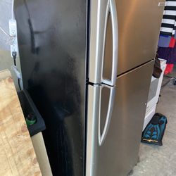 Frigidaire 20cu.ft. Refrigerator and Top Freezer