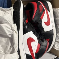🔴 Air Jordan 1 Mid SE (Black/Red/White) – USED