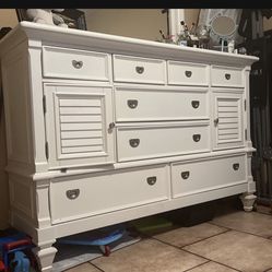 White Queen Size Bed And Dresser