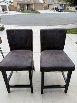 2 Bar Stool & Table