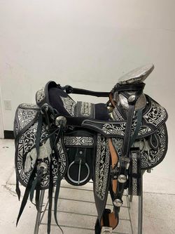 Montura charra súper bordada con herraje y fuste plateado