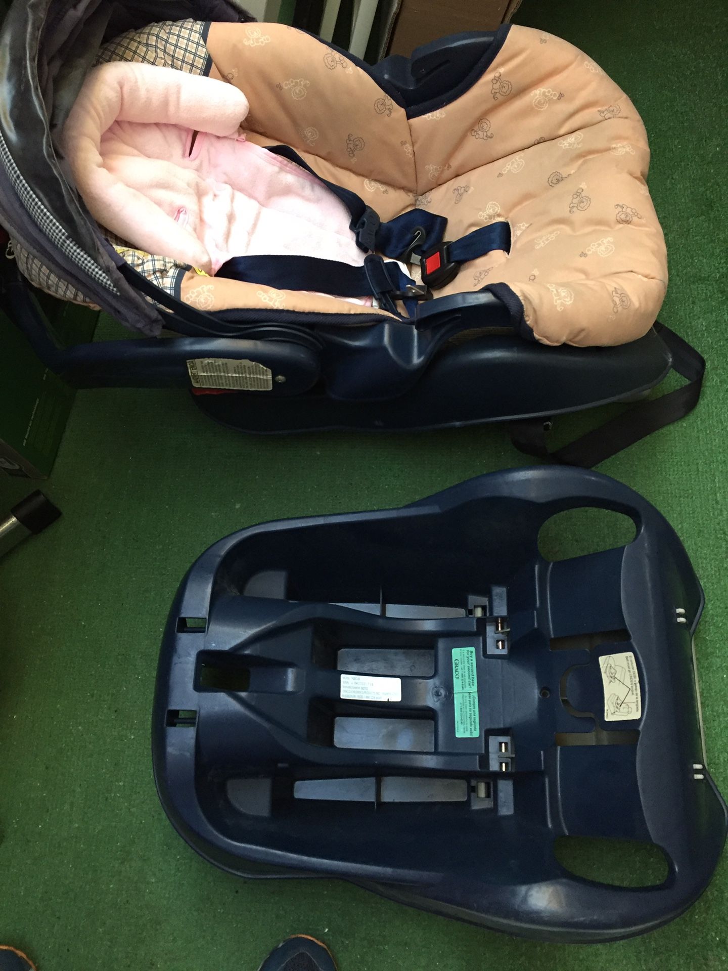 Graco Baby carrier and car seat
