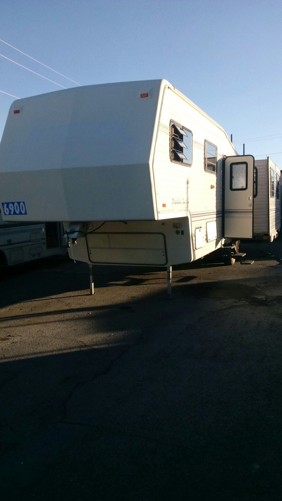 1993 Nu Wa Hitchhiker fifth wheel