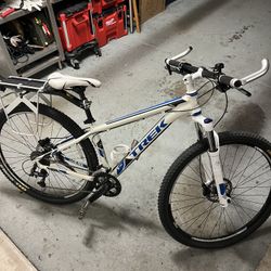 Trek Mountain Bike – Great Condition MUST GO BY DEC 3RD