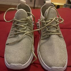 NEW WOMEN ROCAWEAR SHOES..SIZE 7