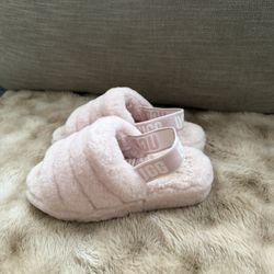 UGG Fluff Yeah Slide Slippers – Baby Pink, Size 6 🩷