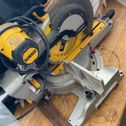 DeWalt 12-Inch Double-Bevel Compound Miter Saw DWS716