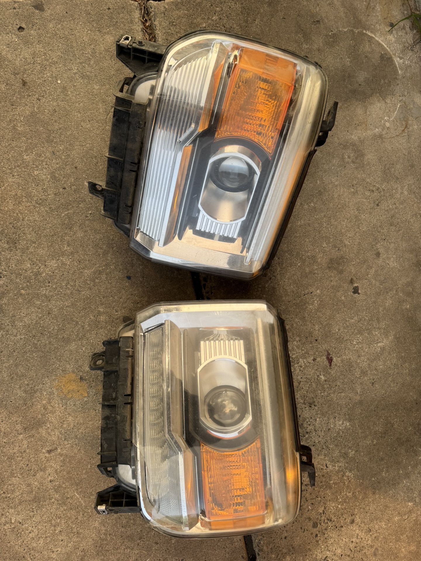2015 GMC Sierra Headlights