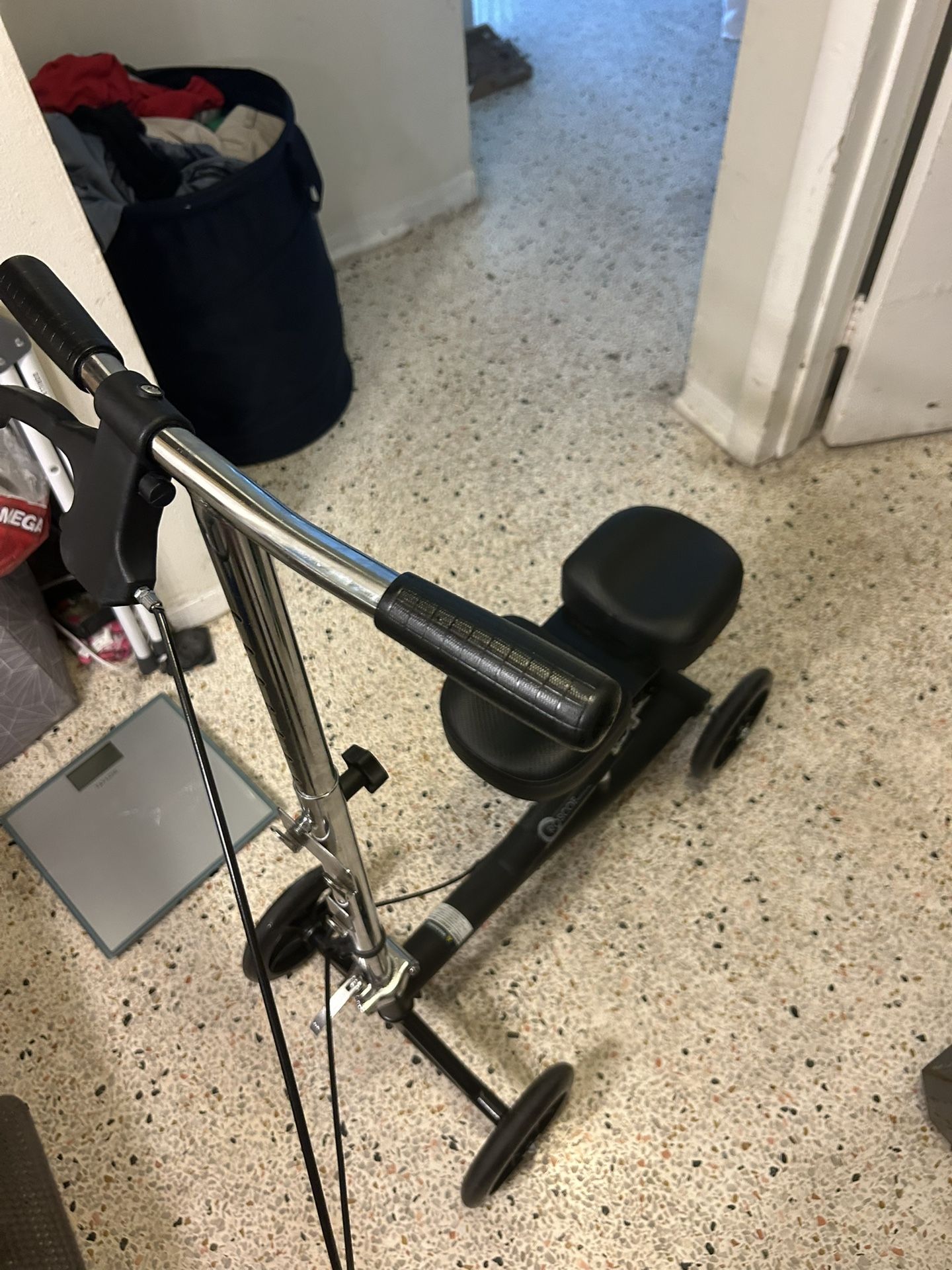 Knee scooter