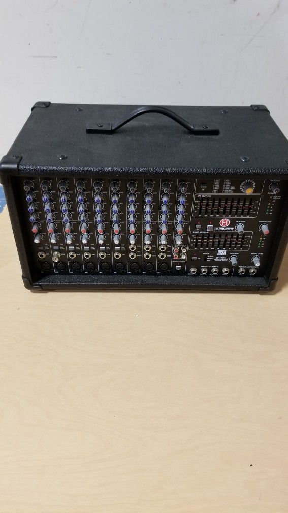 Harbinger LP9800 Powered Mixer.