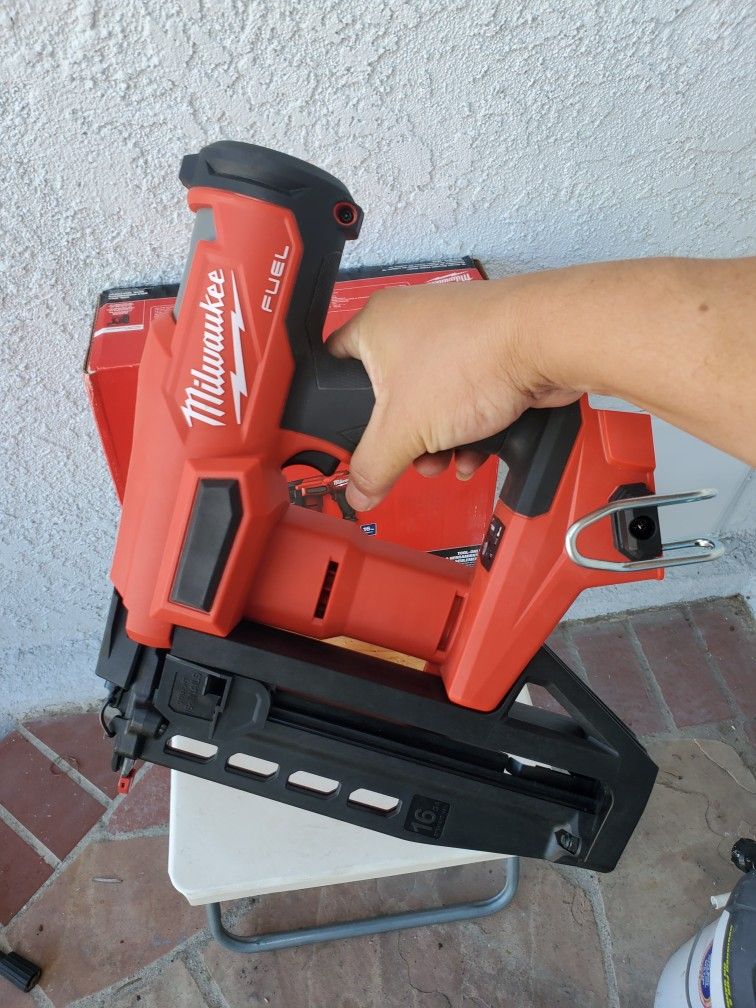 Milwaukee
M18 FUEL 18-Volt Brushless Cordless Gen ll 16-Gauge Straight Finish Nailer (Tool Only) 