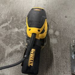 DEWALT 2.3 Amp 1/4 Sheet Sander