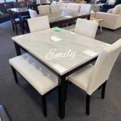 Gorgeous‼️ 5-Pc Dining Set