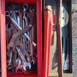 Lot of wrenches 26 total and pipe wreck and some other things all used with metal tool box also 40 or best

￼￼￼￼￼￼

