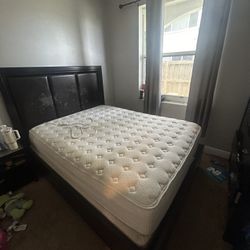 Bed frame/Mattress 