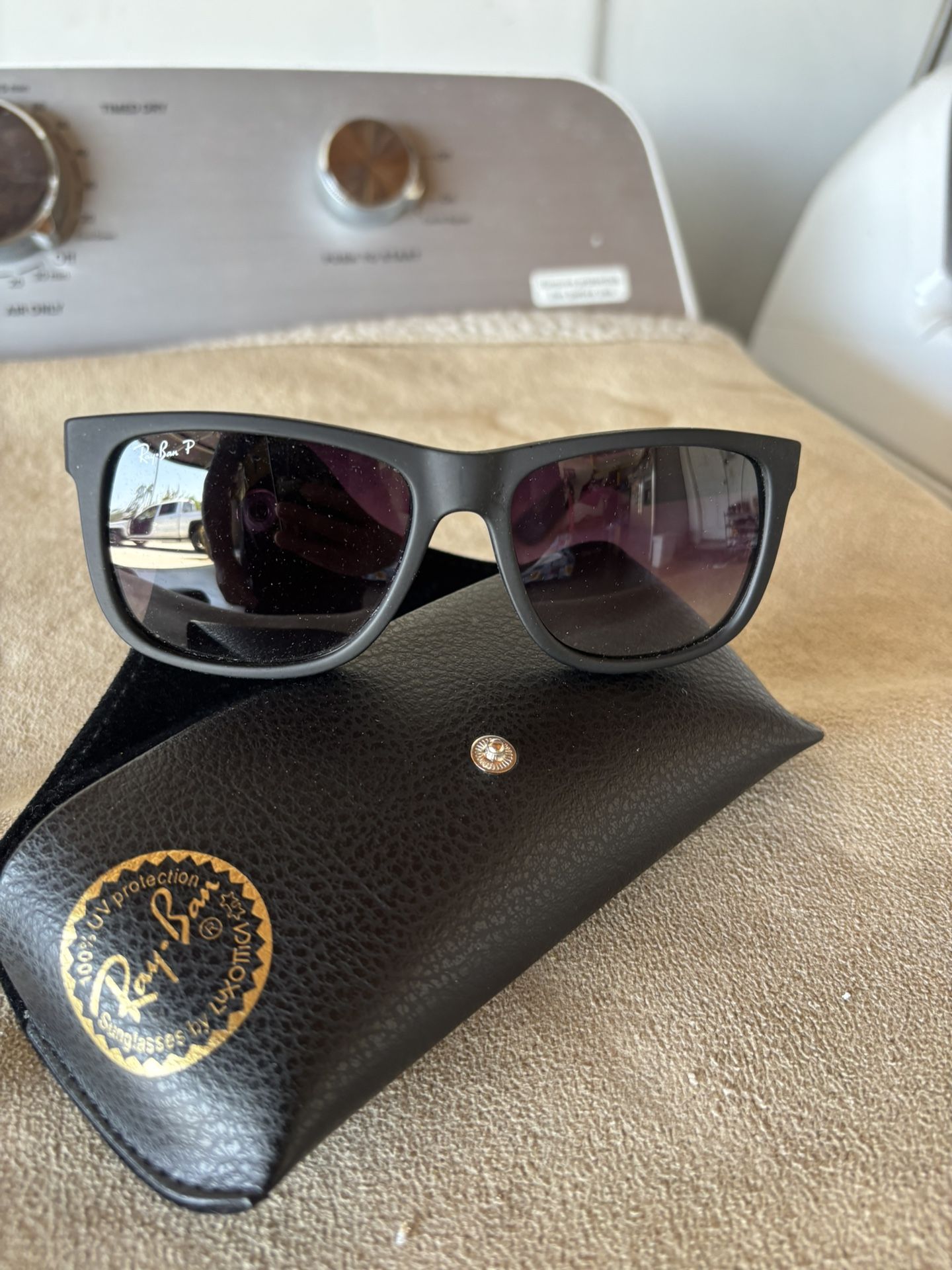 Ray-Ban Sunglasses No Scratch On The Lens $40