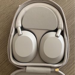 Unboxed: Sony Noise-Cancelling WH-1000XM5 Headphones 