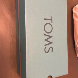 TOMS SHOES 