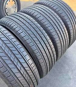 225/65/17 Michelin 📍📍 Vendo un set de llantas con 80% de vida las 4 📍🌟
