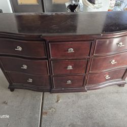 Free Lane Dresser And Nightstands (2)