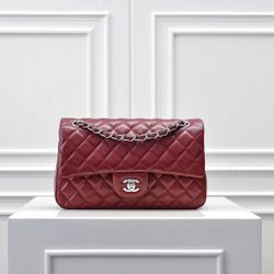 A classic and fashionable bag for women