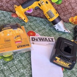       DEWALT 
18-gauges  14.4 volt  variable Speed Cordless  metal shears kit 