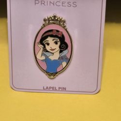 Disney Princess Snow White Portrait Oval Frame Enamel Pin Crown Design Accent
