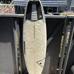 Surfboard 5’10 
