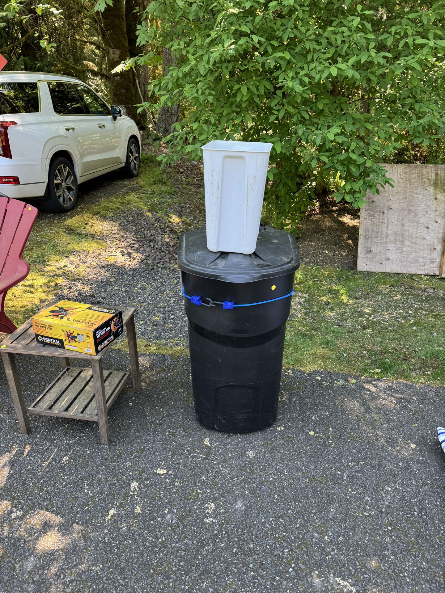 Rubbermaid Rolling Garbage Can 