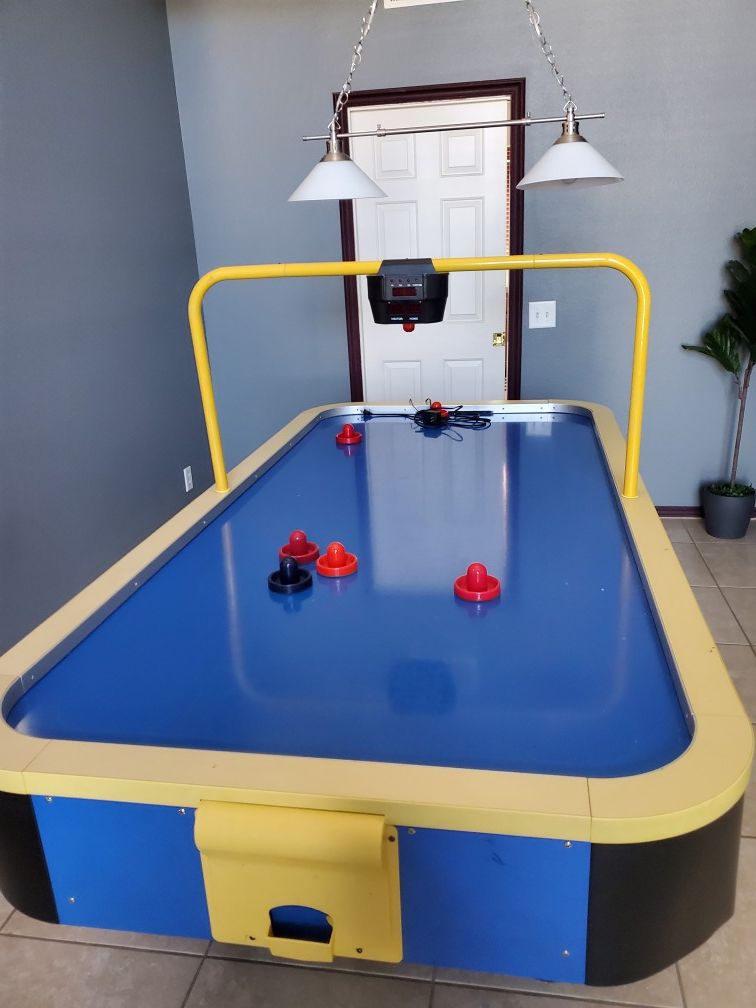 Air hockey table