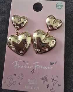 Aretes dorados colgantes de corazón
