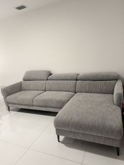 Sofa with adjustable headrest