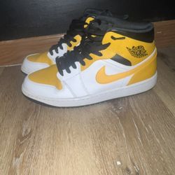 Air Jordan 1 Mid 'University Gold' 