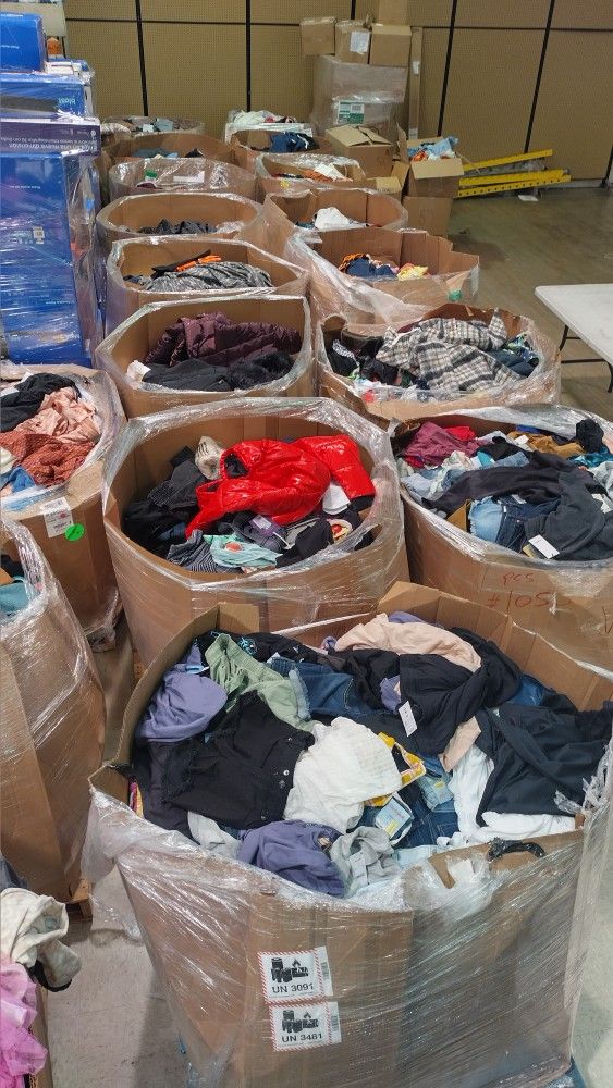 18 Pallets of new clothes from Walmart and Target 18 Pallets De Ropa