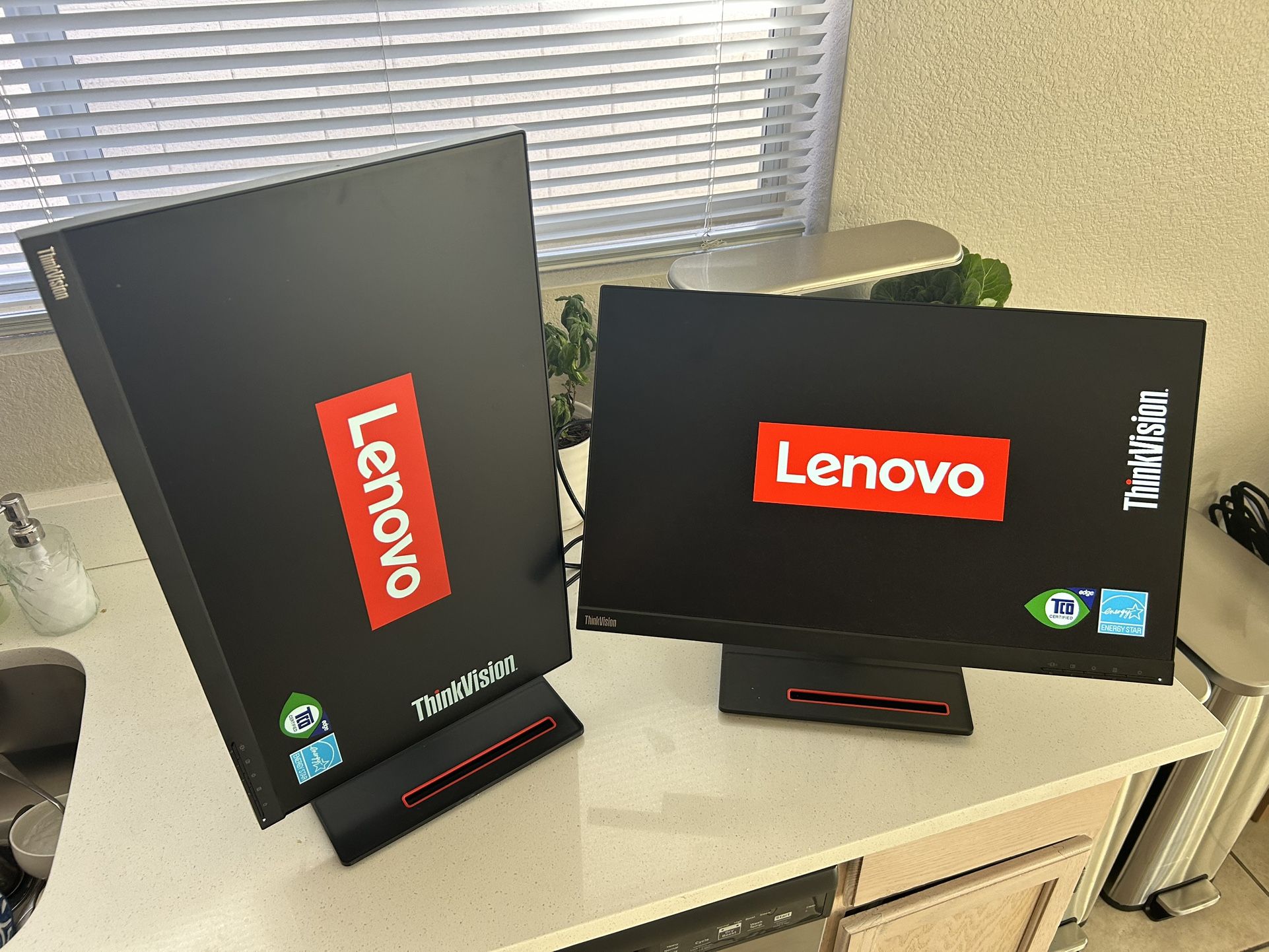 24” Lenovo ThinkVision T24i-20 Monitors