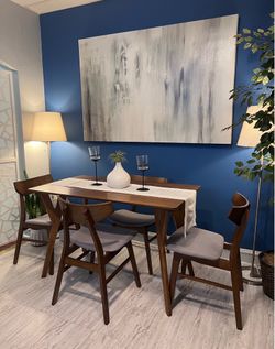 Beautiful Small Mid-Century Style Dining Set Great Condition!!! Table with 4 Chairs! I Can Deliver.