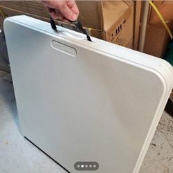 Mesa de comedor plegable de plástico resistente para interiores y exteriores, de 6 pies, fácil de montar con función de bloqueo, color blanco, 70.9 x