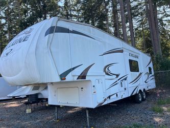 2011 Cyclone Fifth Wheel Toy Hauler great price w ac 2 slideouts