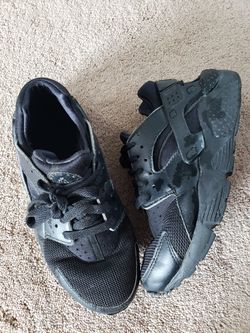 Boys size 5.5 Nike Huarache running shoes