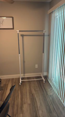 Hanging clothes rack