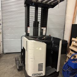 Crown forklift 