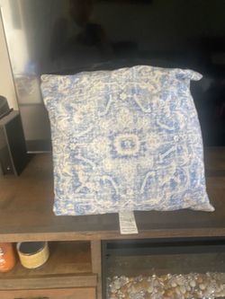 Z gallery pillows like new